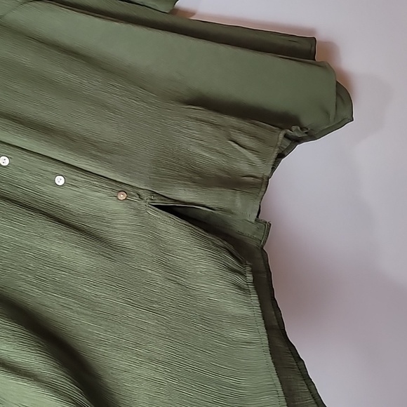ND New Directions Green Button-up - Roll-tab sleeves V-neck -Back button design - Picture 8 of 15